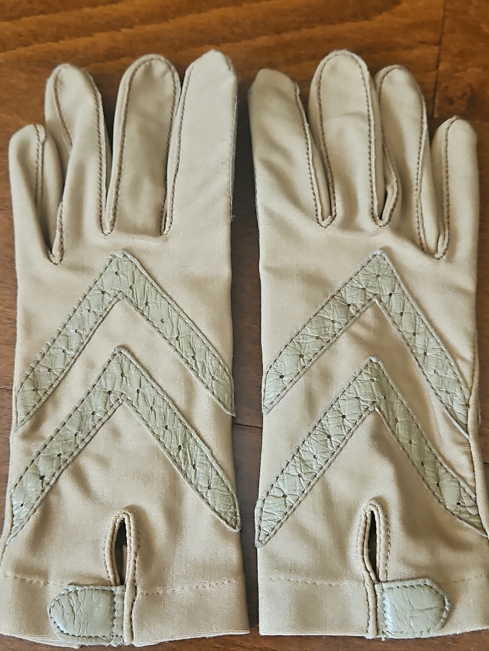 Vintage Isotoner Tan Driving Gloves Stretch Nylon Spandex One Size 9" x 3 ½"